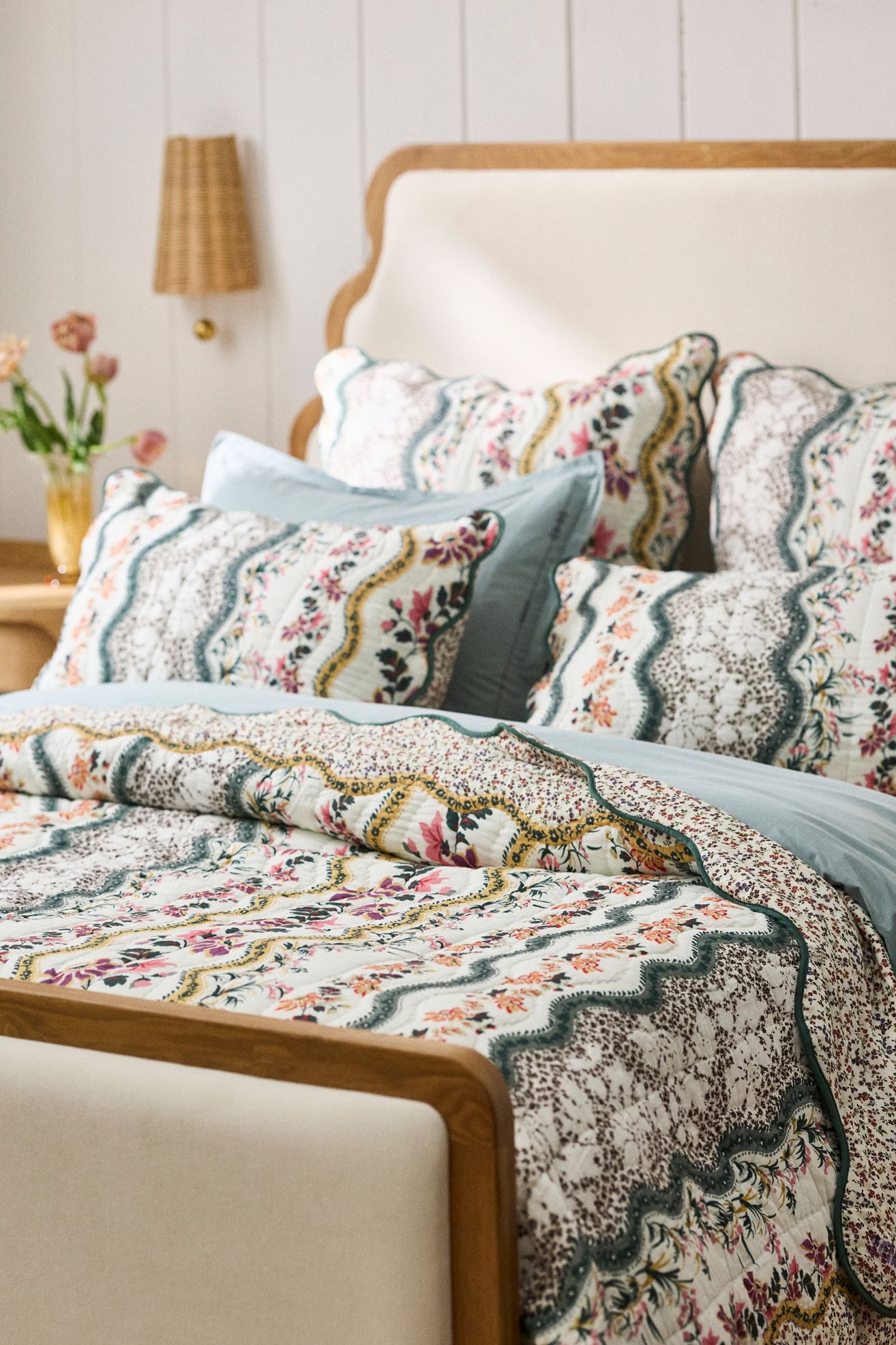 Iluka 100% Cotton Gauze Floral Quilt - Neutral Pattern, Queen