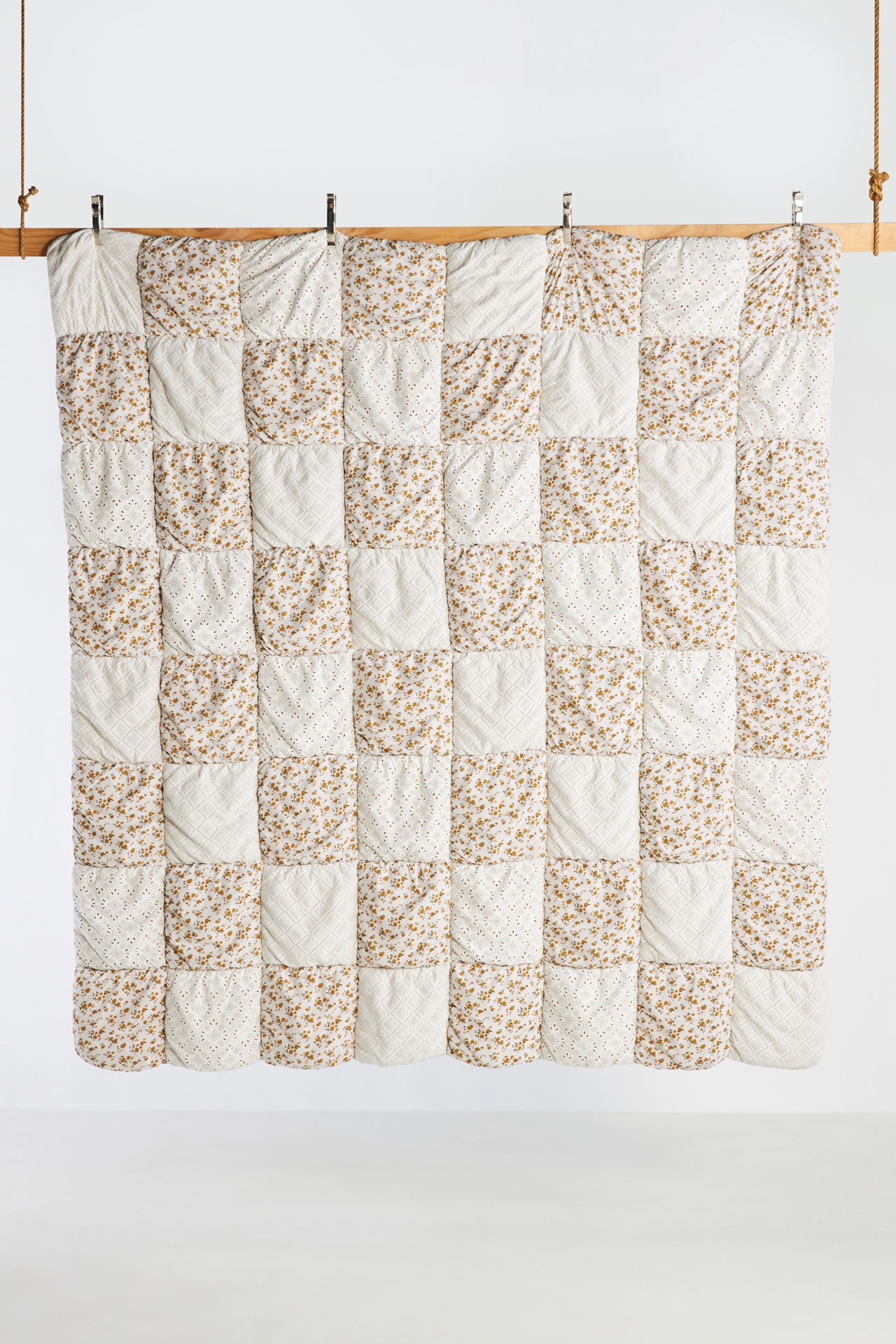 Janie Eyelet Quilt​