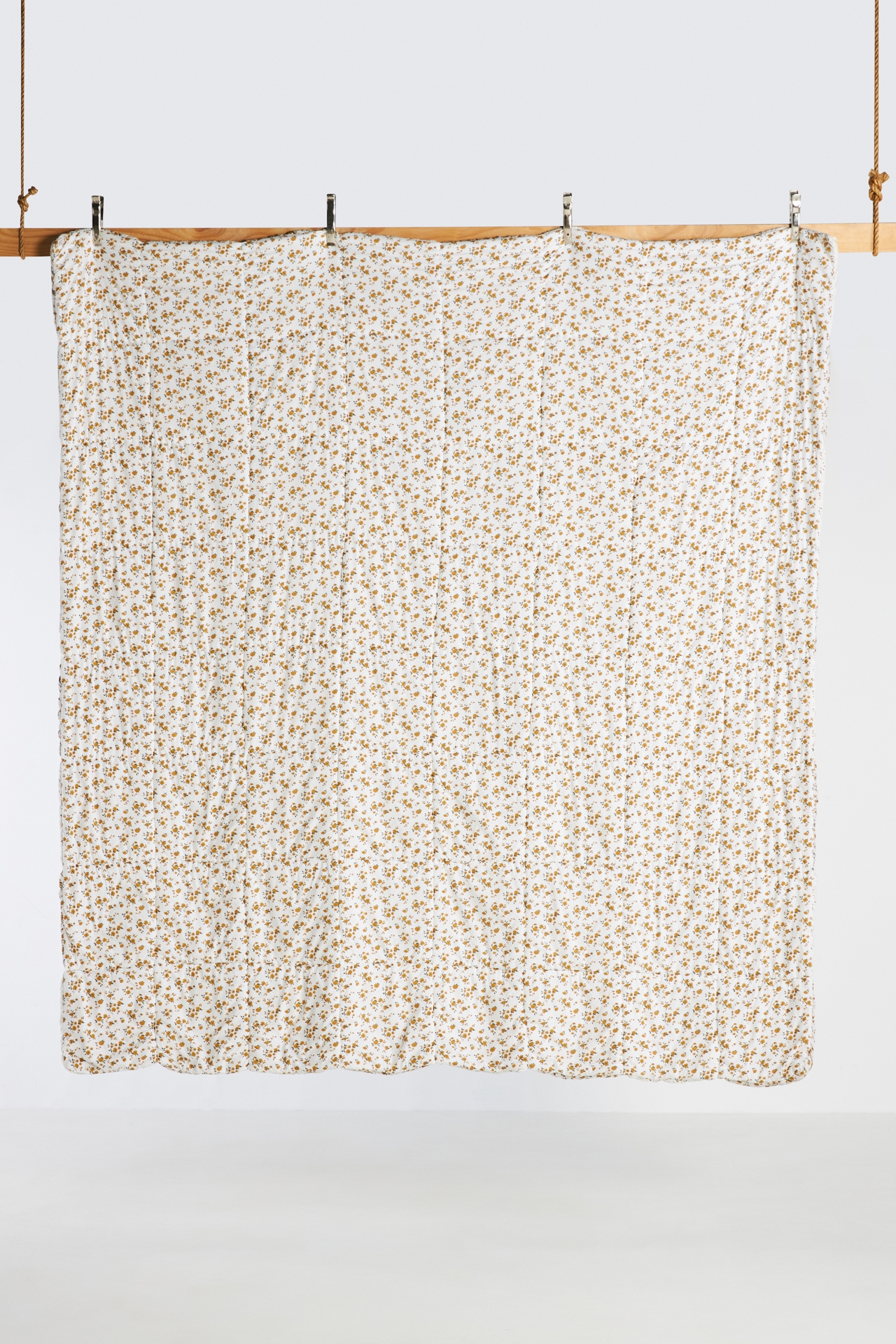 Janie Eyelet Quilt​