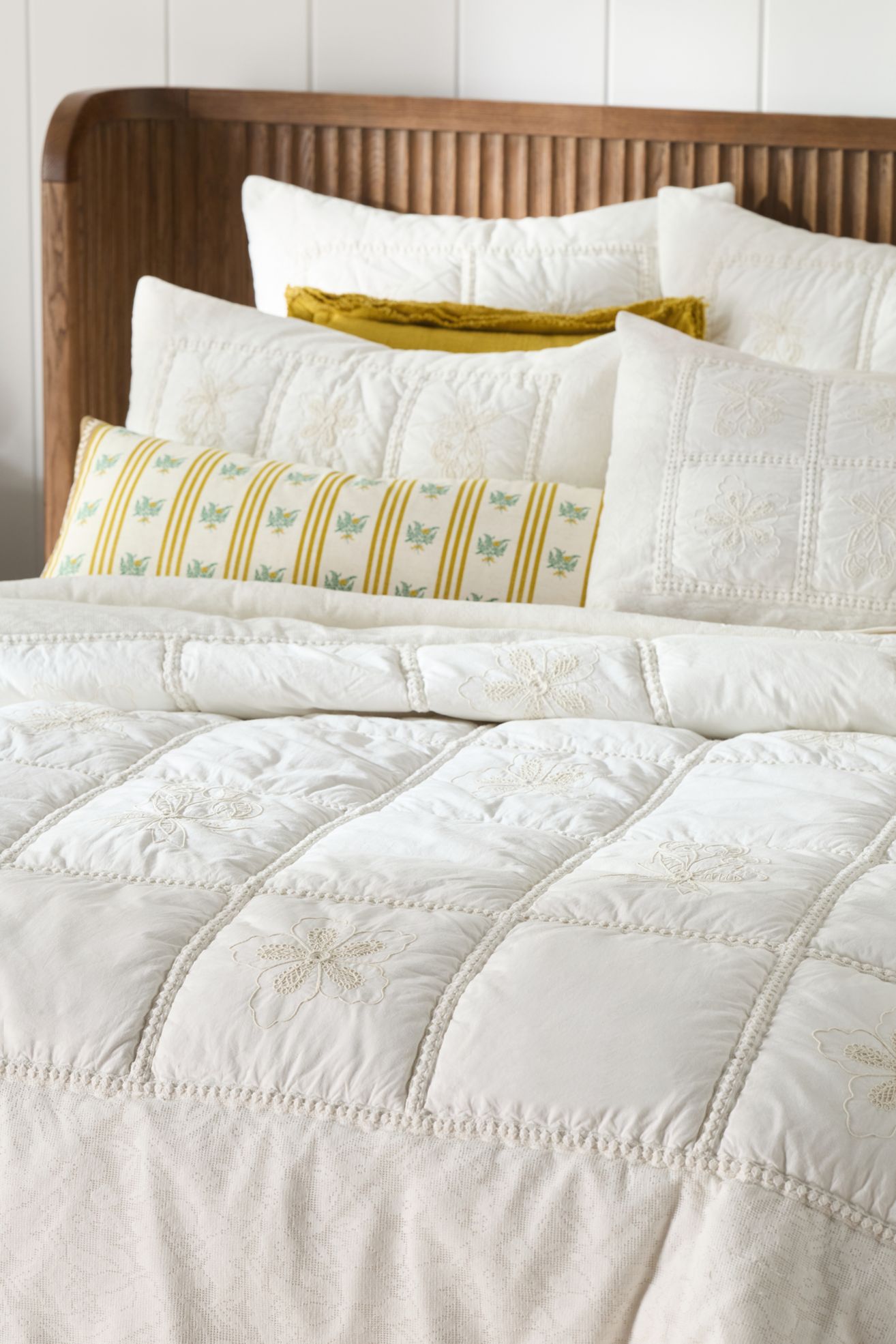 Vienne Cotton Floral Embroidered Quilt - White, King