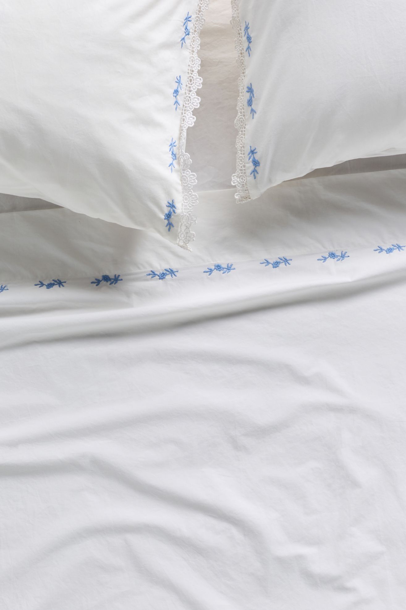 Leslie Cotton Percale Floral Embroidered Lace Sheet Set - White W/ Blue, Standard, Queen