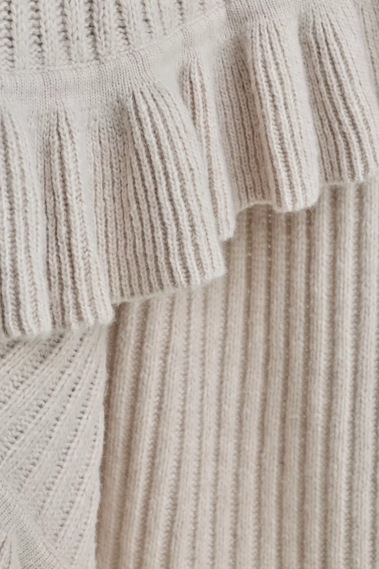 Cindy Wool Knit Ruffled Throw Blanket - thumbnail 6