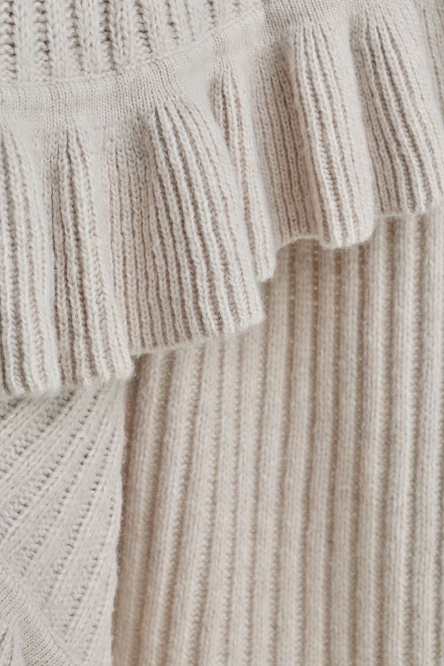 Cindy Wool Knit Ruffled Throw Blanket #1