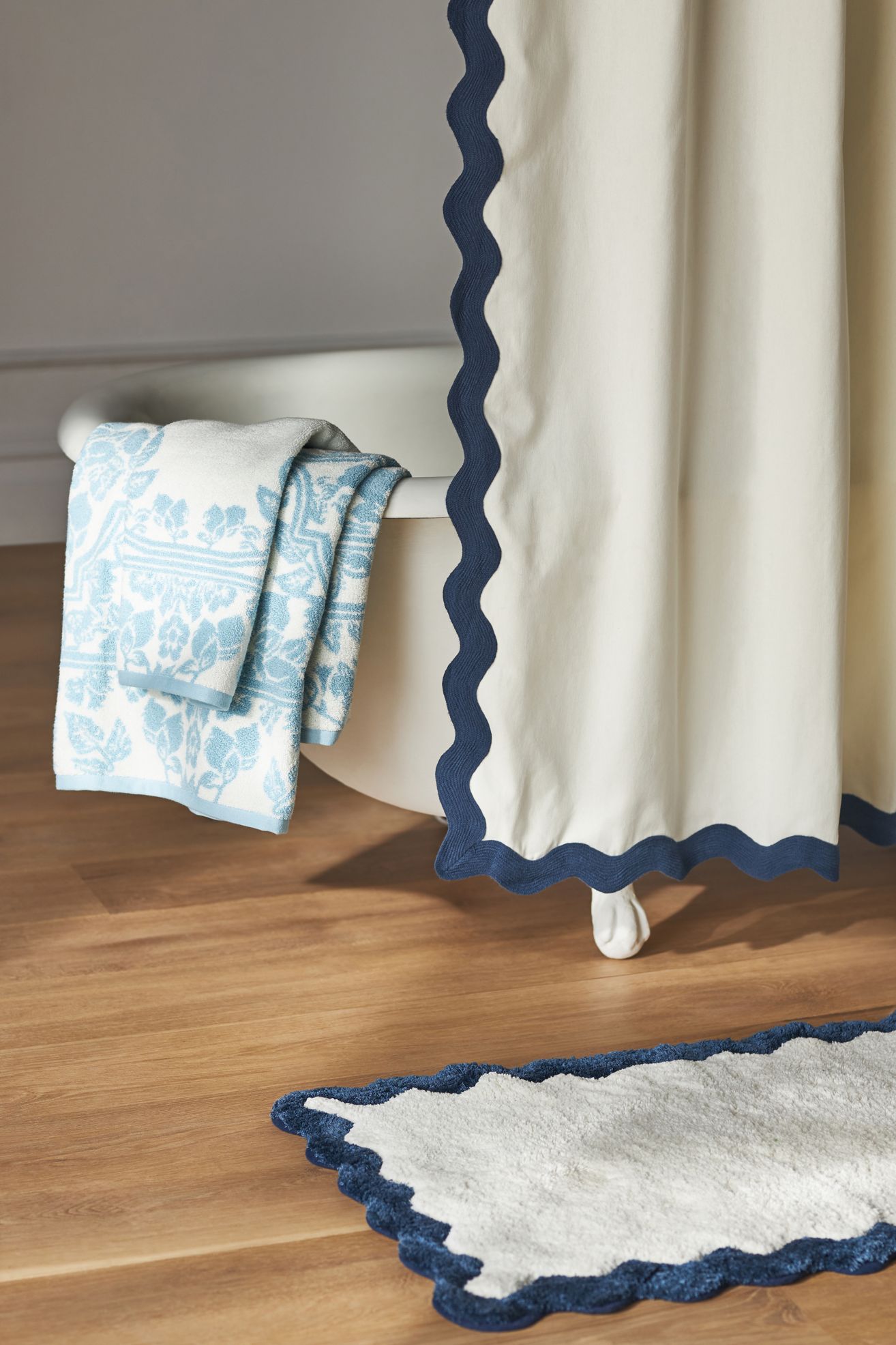 Maeve by Anthropologie Scalloped Cotton Bath Mat - Dark Blue, L