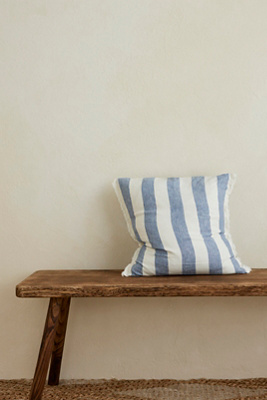 Coussin Esmee à rayures bleues chez Anthropologie - Ellenvale Interiors - Modalova