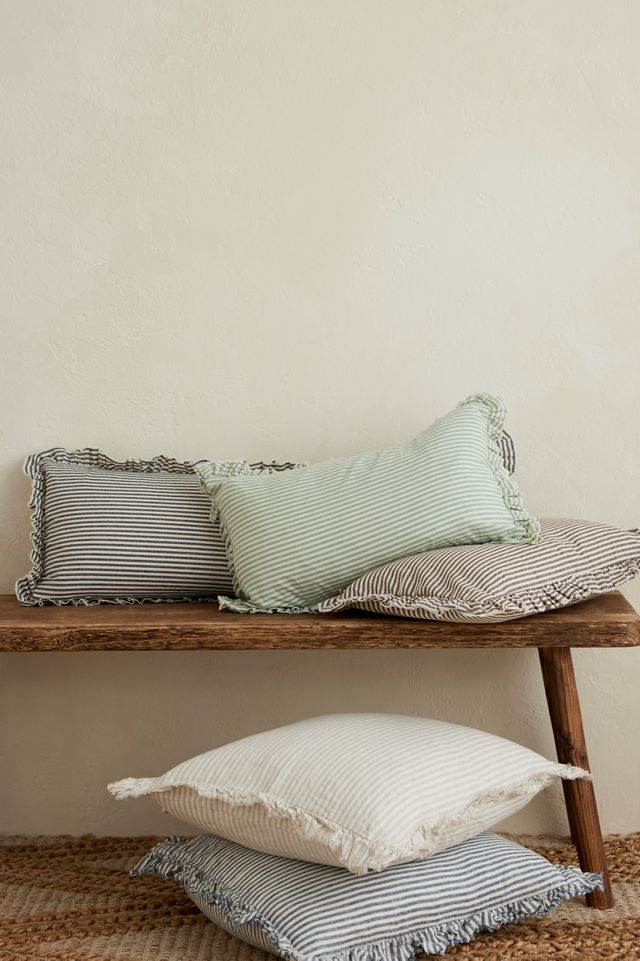 Coussin en Lin Rayé Bleu Marine Hallie d'Ellenvale Interiors #1