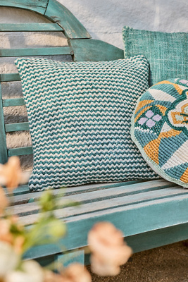 Coussin tissé d'intérieur/extérieur en chevron en taille: 18" sq chez - Anthropologie - Modalova