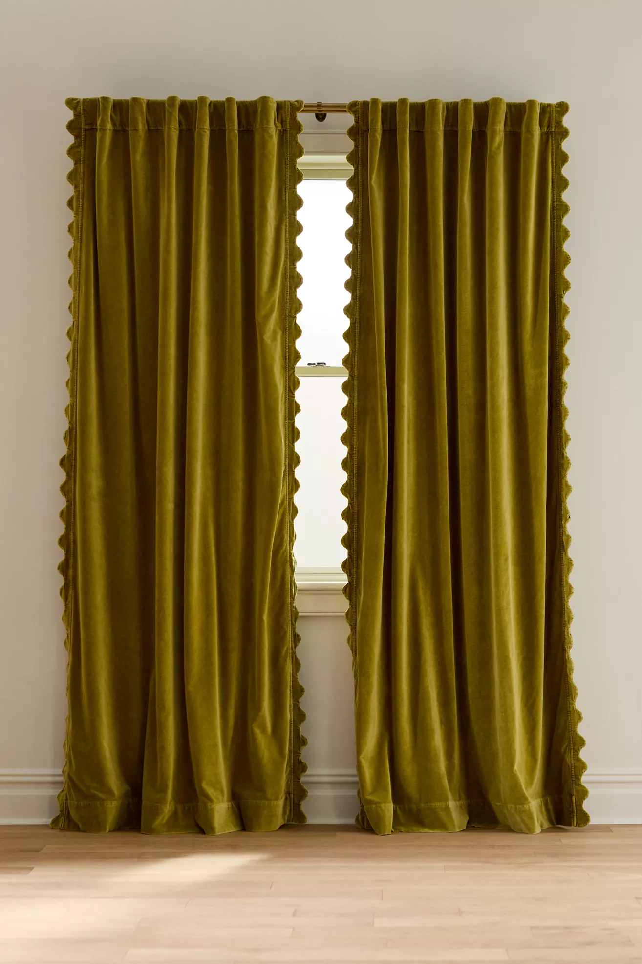 Trova Velvet Scalloped-Edge Curtain - thumbnail 2