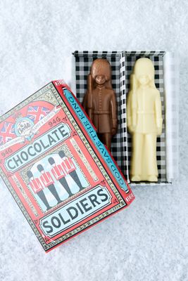 The Chocolate Gift Company Soldatini di Cioccolato al Latte e Bianco 