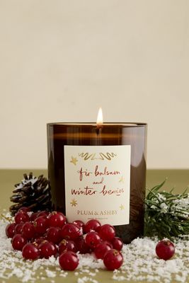 Candela in Vetro Plum & Ashby Abete Balsamico e Bacche Invernali