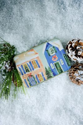 Candela di Natale in Latta Paddywax Neighbourhood al Balsamo Invernale