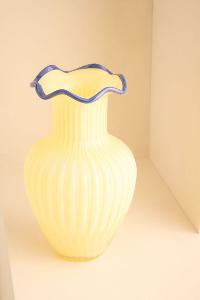 Wellige Milchglas-Vase #1