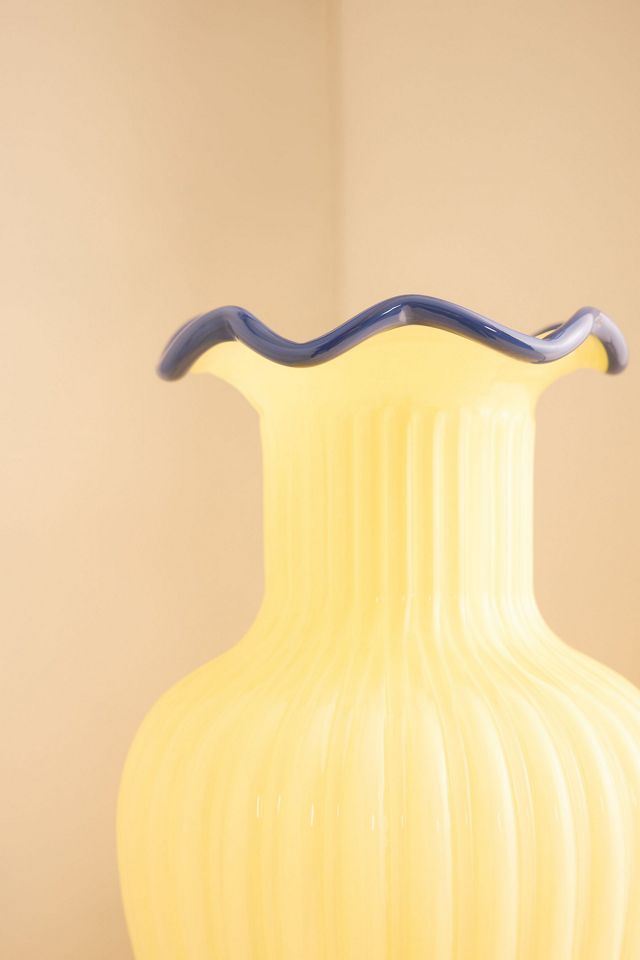 Wellige Milchglas-Vase #2
