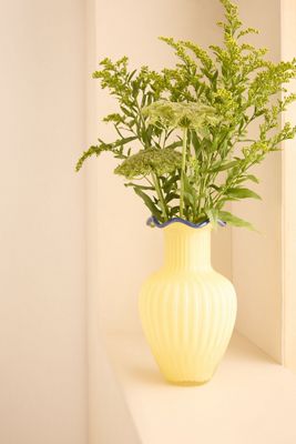 Wellige Milchglas-Vase