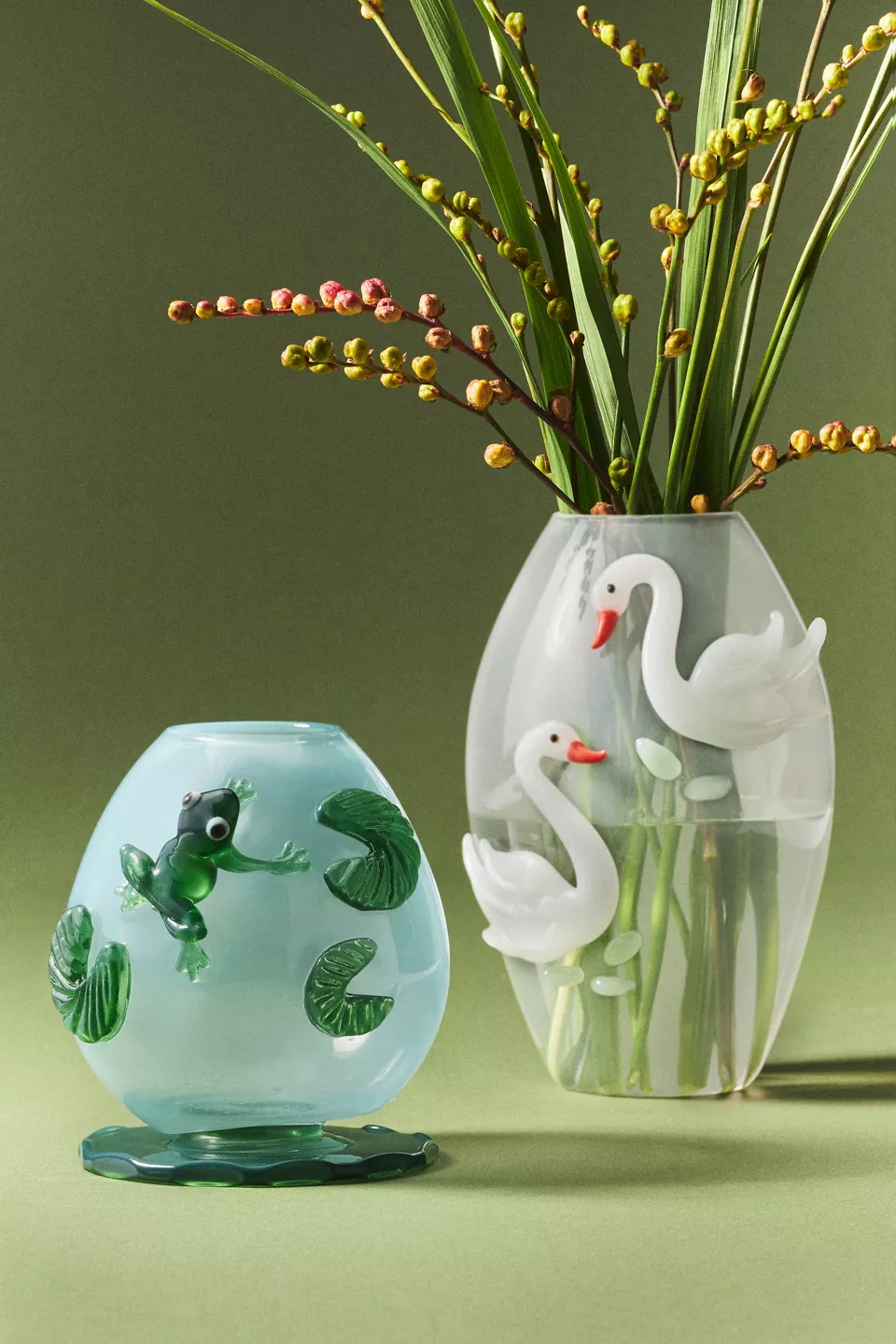 adding whimsy wherever you place it.
Frog: 4.5"H, 4.5"L, 4.5"W
Swan: 5.5"H, 4.5"L, 4.5"W