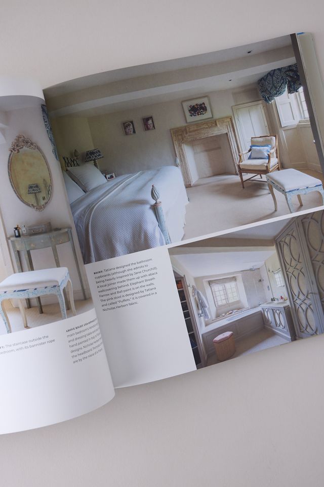 At Home in the Cotswolds: Secrets of English Country House Style Book #2