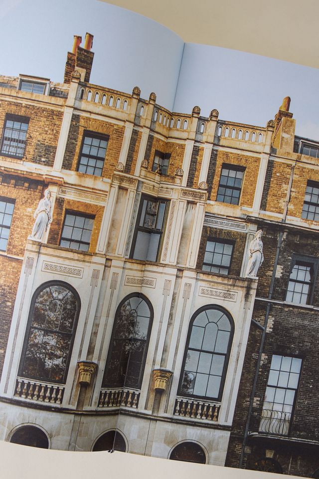 London: The Extraordinary Guide Book #1