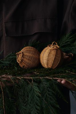 Ferm Living Geflochtene Rattan-Kugeln, 2er-Set