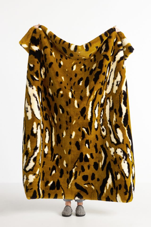sophie-faux-fur-throw-blanket-anthropologie-uk