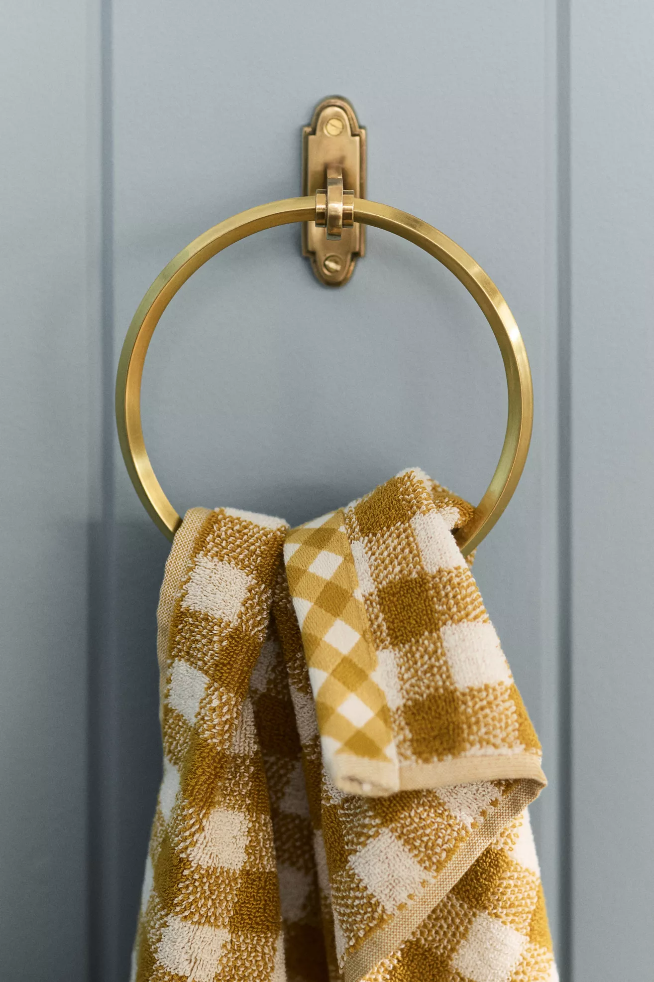 Raina Brass Towel Ring - thumbnail 4
