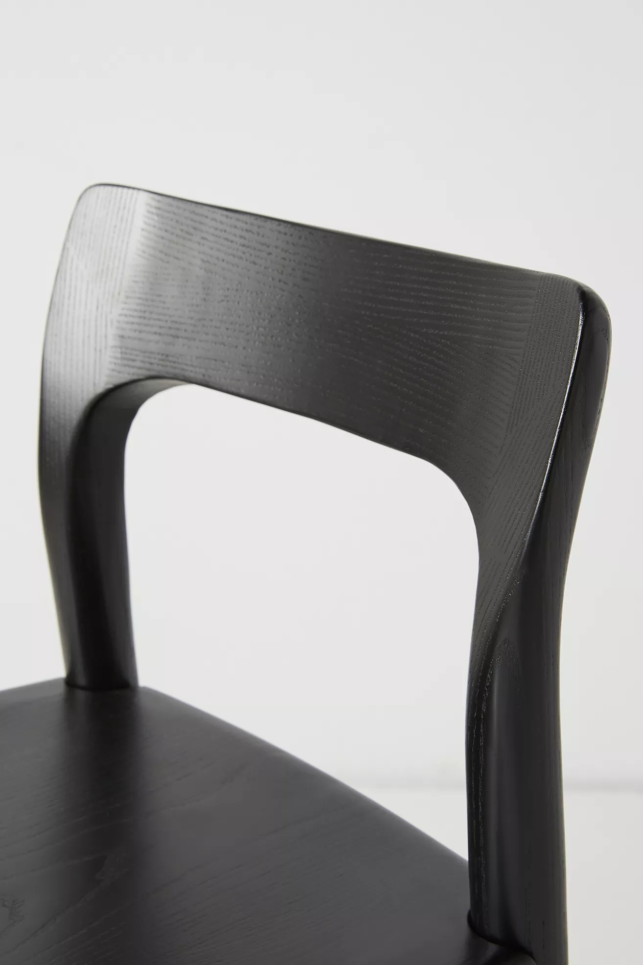 Close-up of the curved backrest from top view