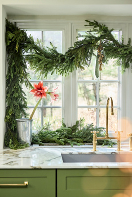 Terrain Fresh Fir + Pine Cone Garland