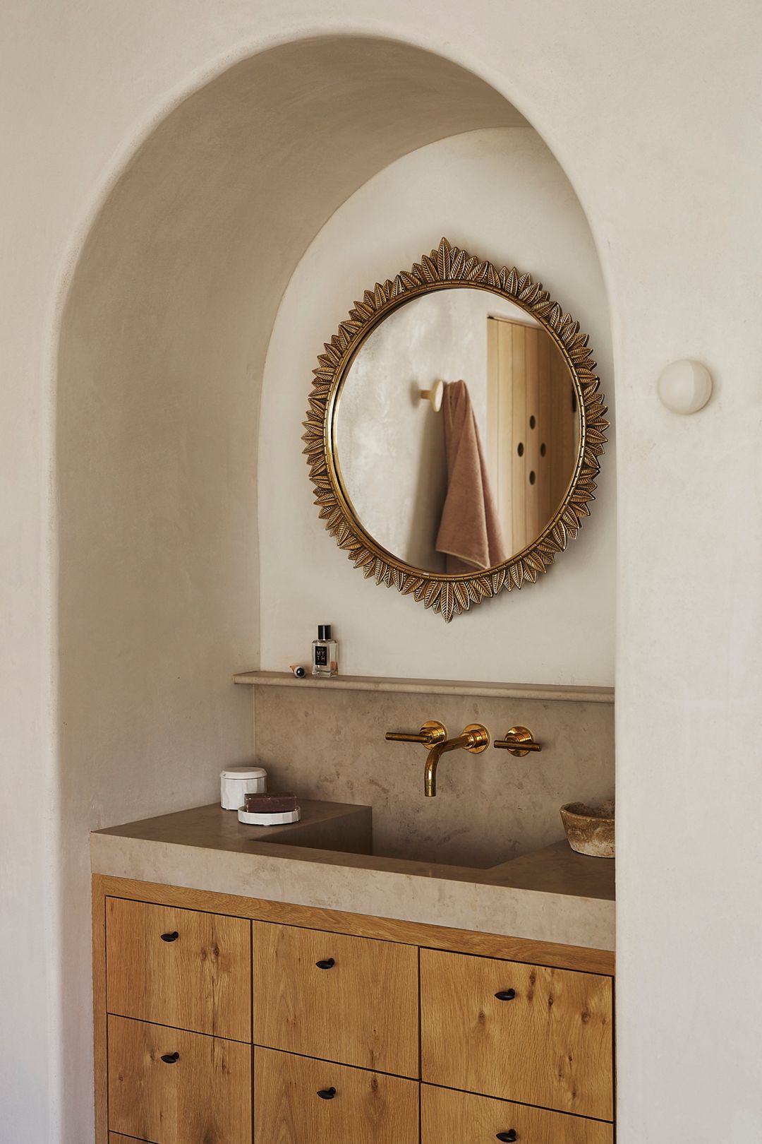 Demeter Round Wall Mirror - Brass, Round