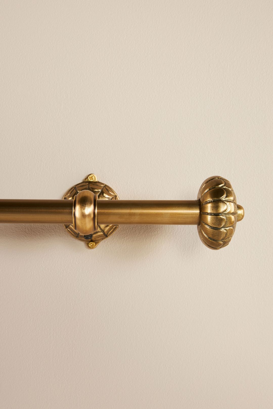 Johanna Scalloped Curtain Rod - BRUSHED BRASS, M