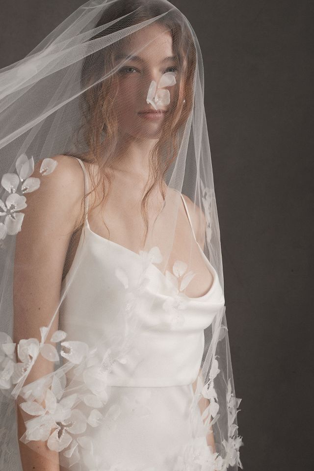 Short Three-Dimensional Floral Veil