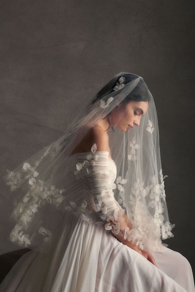 Short Three-Dimensional Floral Veil