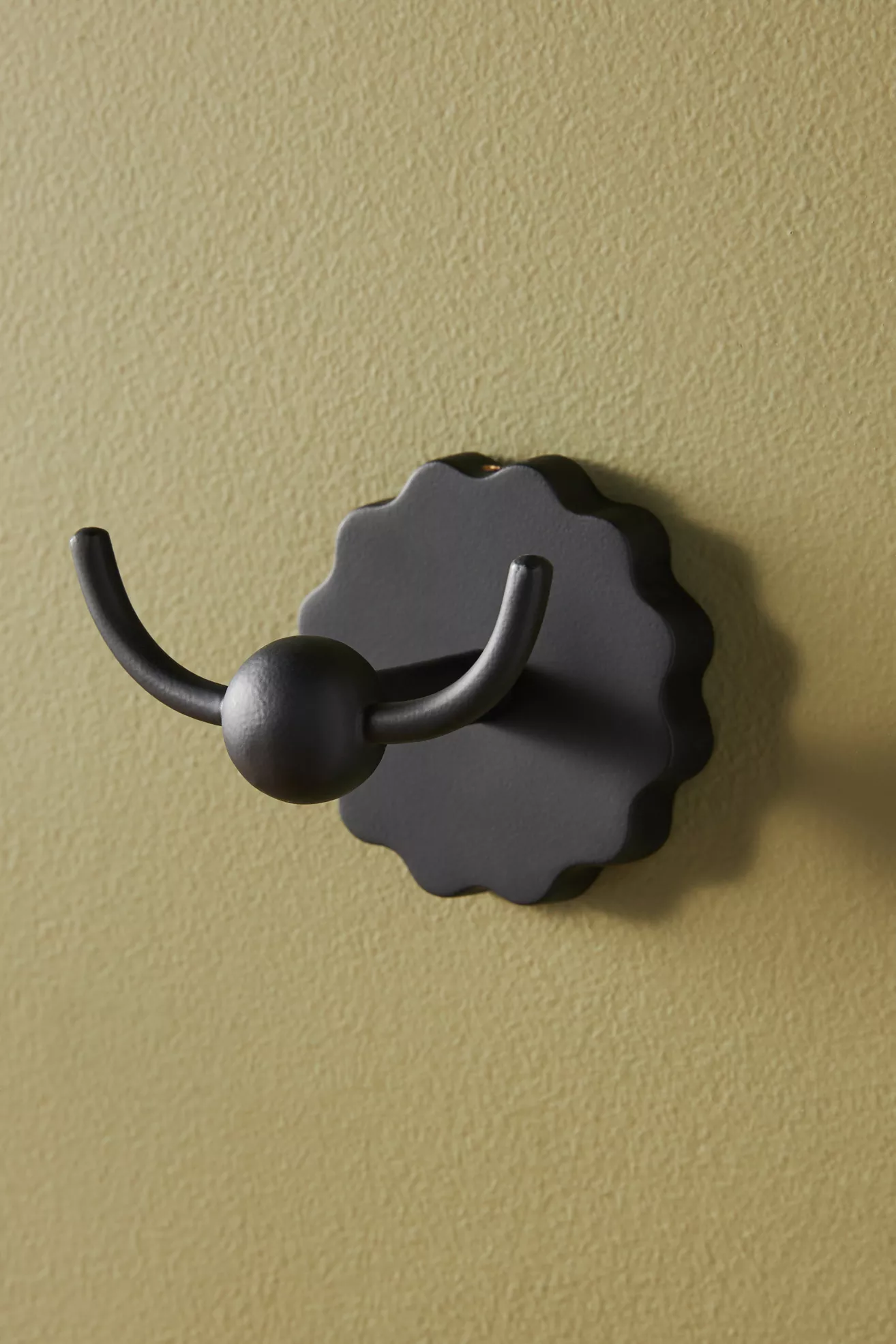 Wiggle Scalloped Brass Bath Hook - thumbnail 9