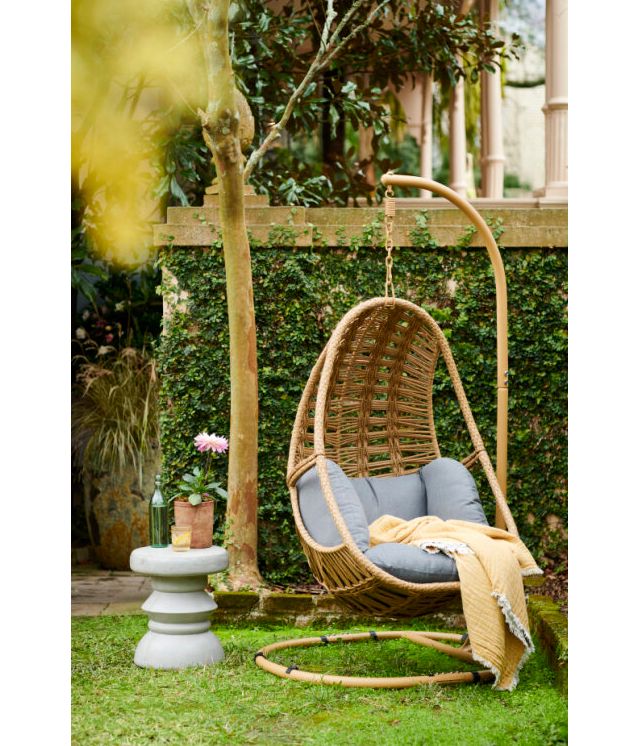 Outdoor hanging pod chair best sale