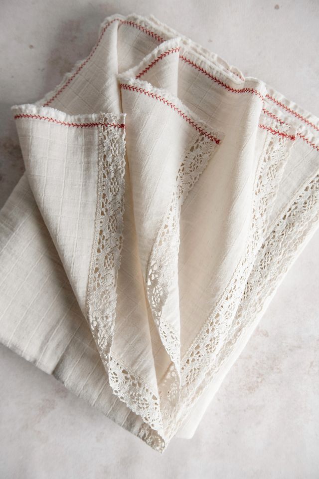 Roan Iris Cotton & Lace Tablecloth #1