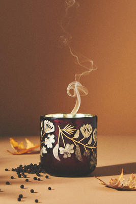ナタリーレテ　アンソロポロジー　ウッディレザー＆リーブス グラスキャンドル Tana Woody Leather & Leaves Etched Glass Candle | AnthroHome