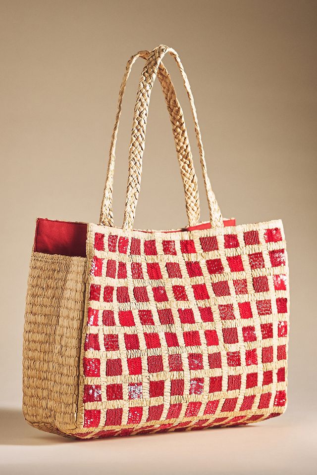 Basket bag in red colored raffia with handles