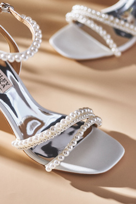 Badgley Mischka Damen Sandale Feisty Mit Absatz – Weicher Weißer Satin, Perlenverzierung, Größe 37 EU