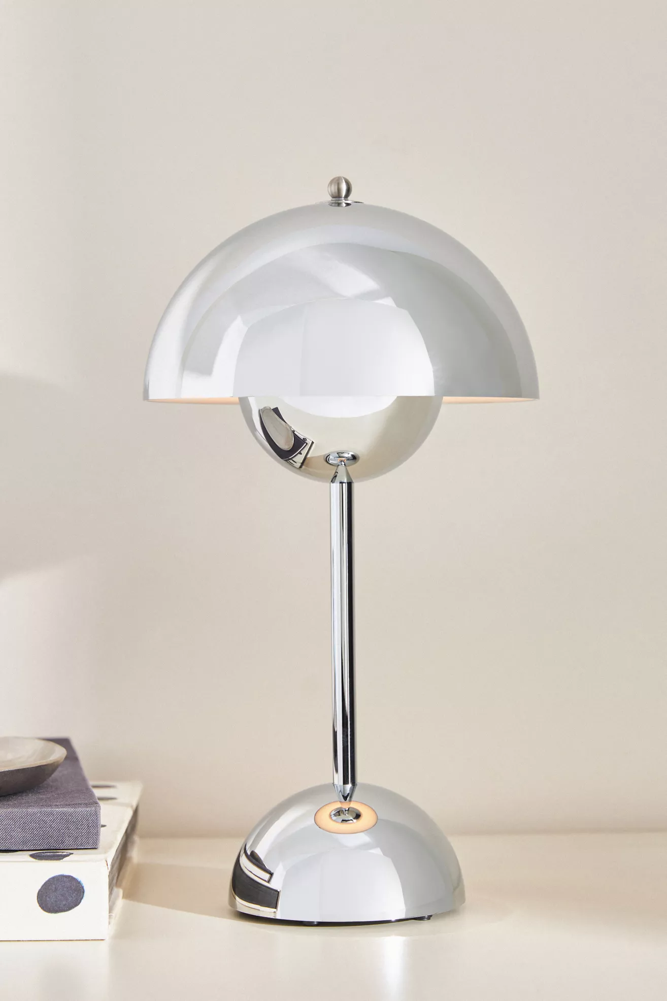 Flowerpot V9 Cordless Rechargeable LED Metallic Table Lamp