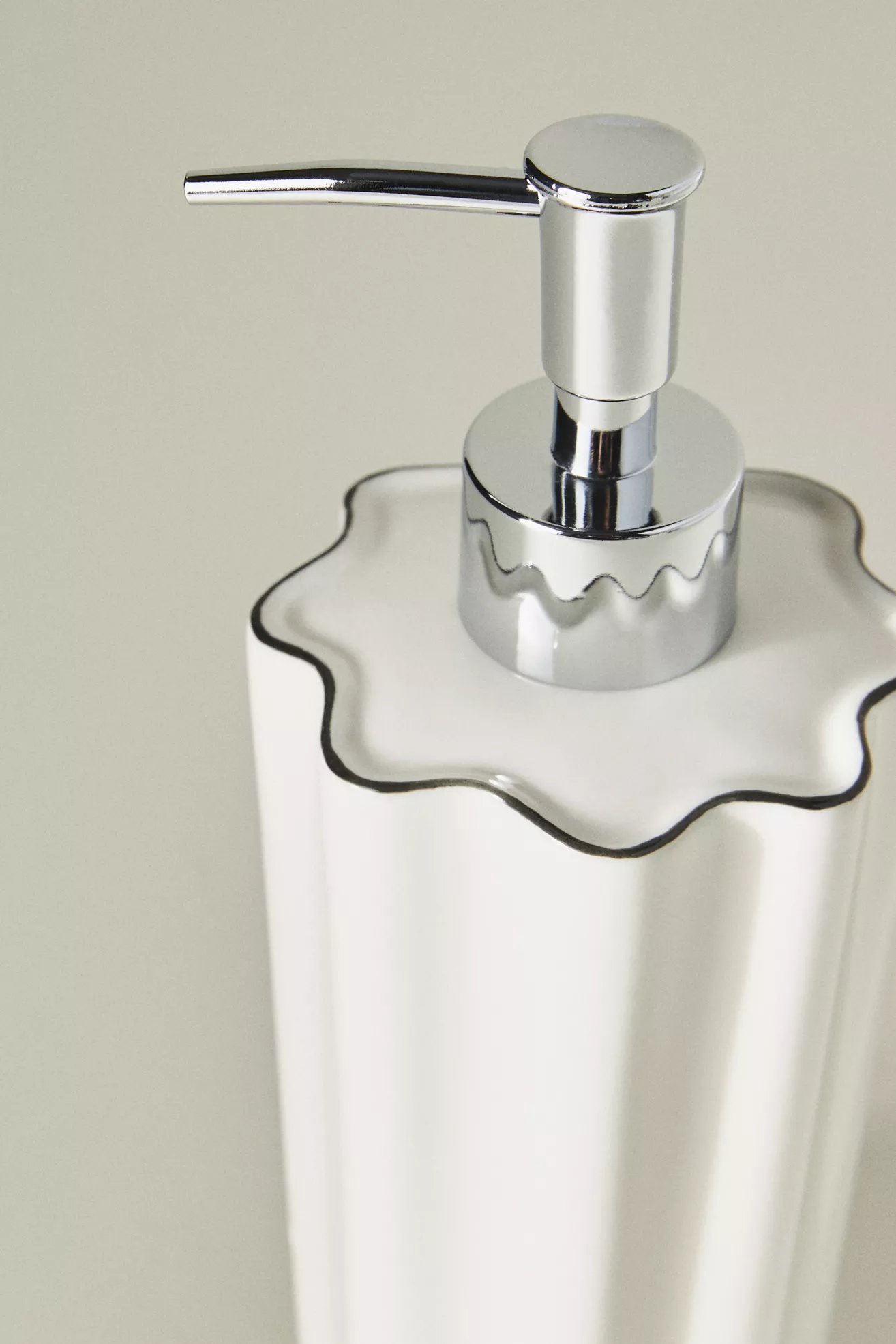 Le Marais Scalloped Bath Dispenser - thumbnail 6