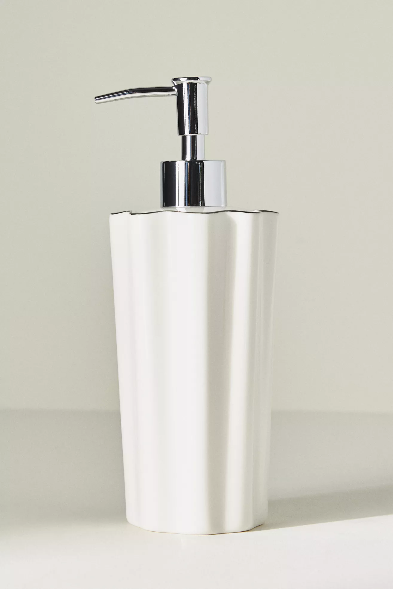 Le Marais Scalloped Bath Dispenser - thumbnail 5