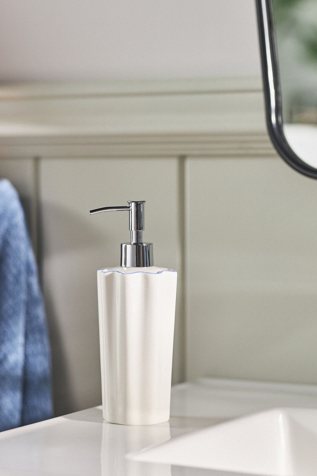 Le Marais Scalloped Bath Dispenser - Cream + Blue Trim, One Size