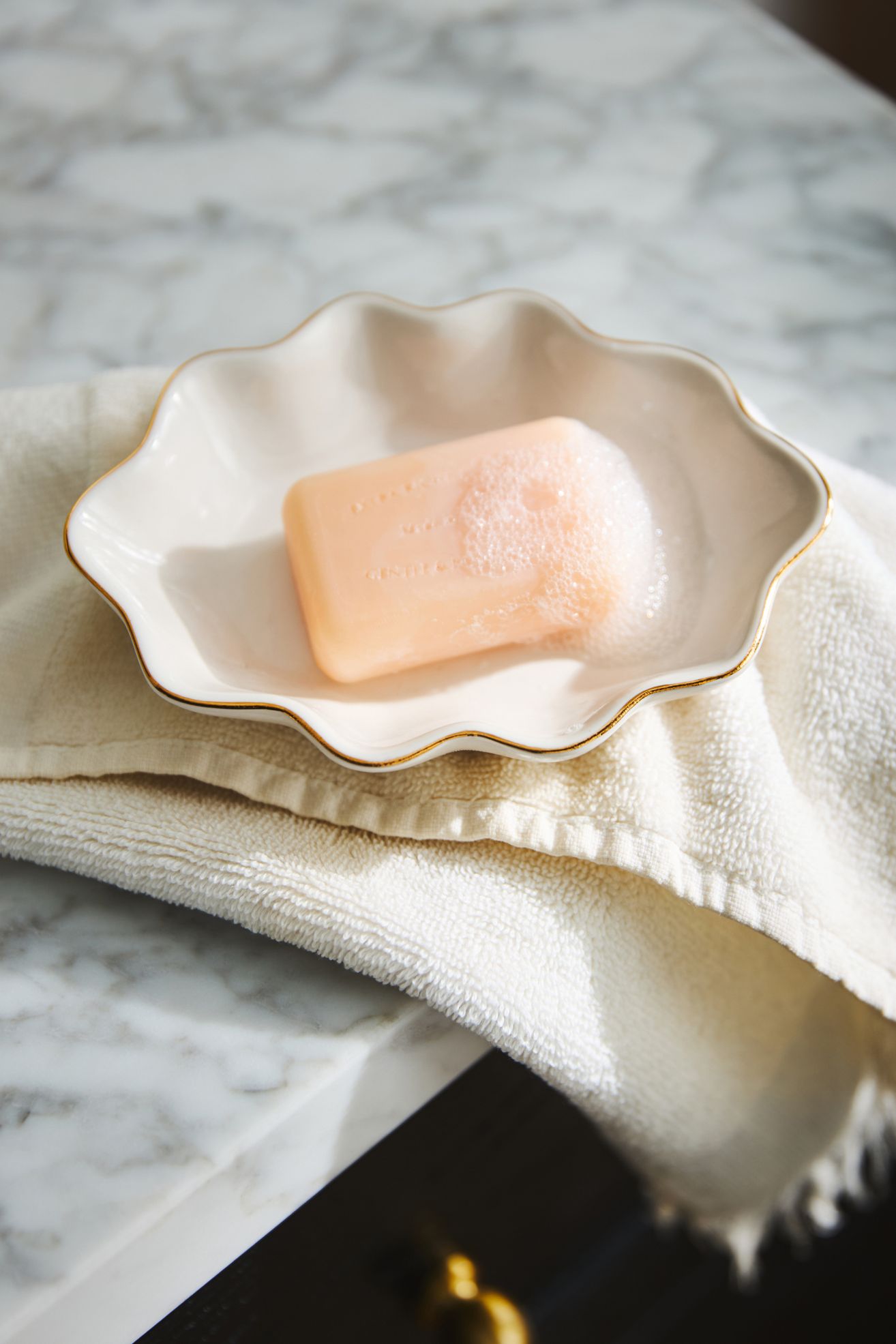 Le Marais Scalloped Soap Dish - Cream + Gold Trim, One Size