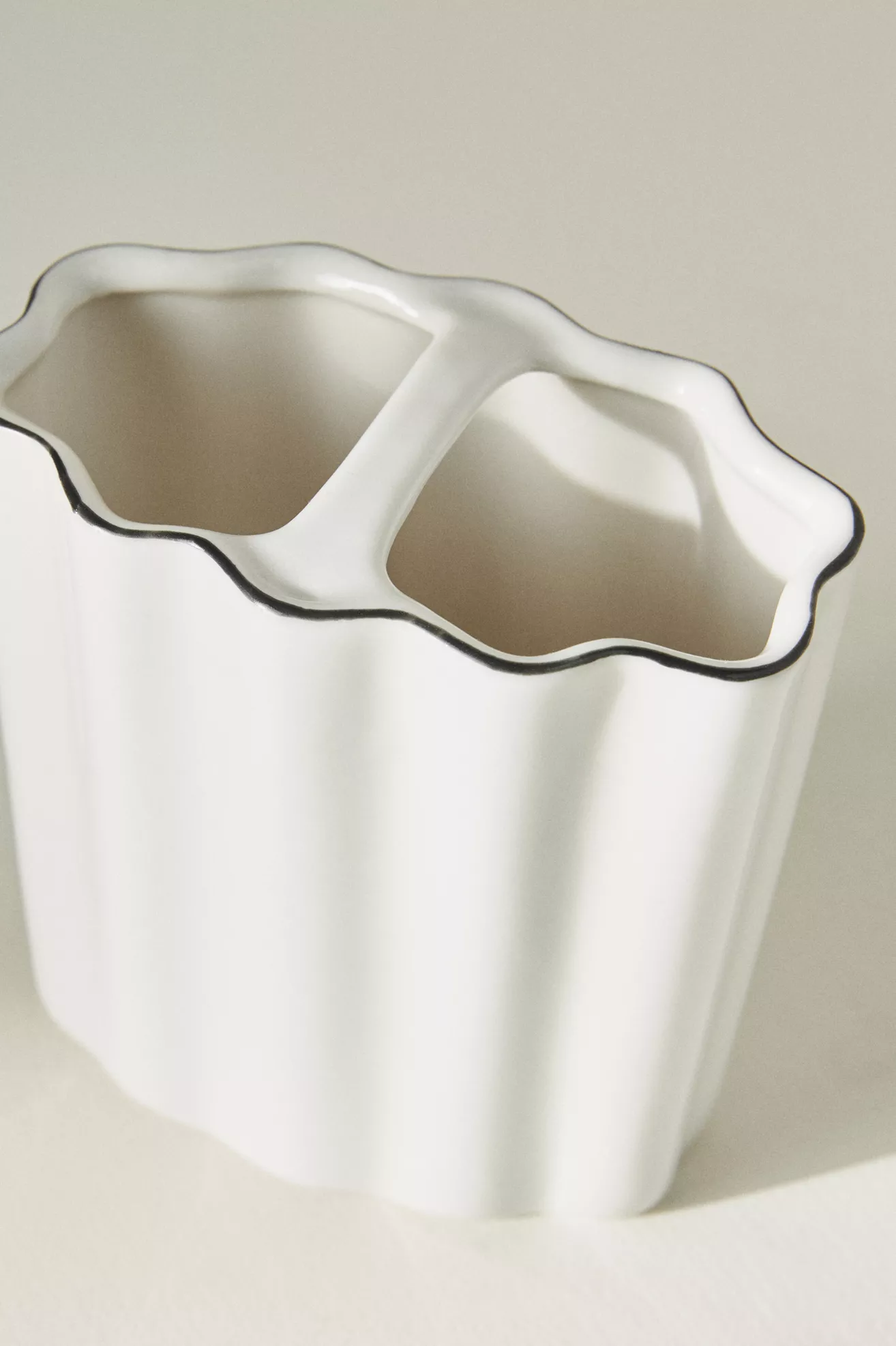Le Marais Scalloped Toothbrush Holder - thumbnail 4