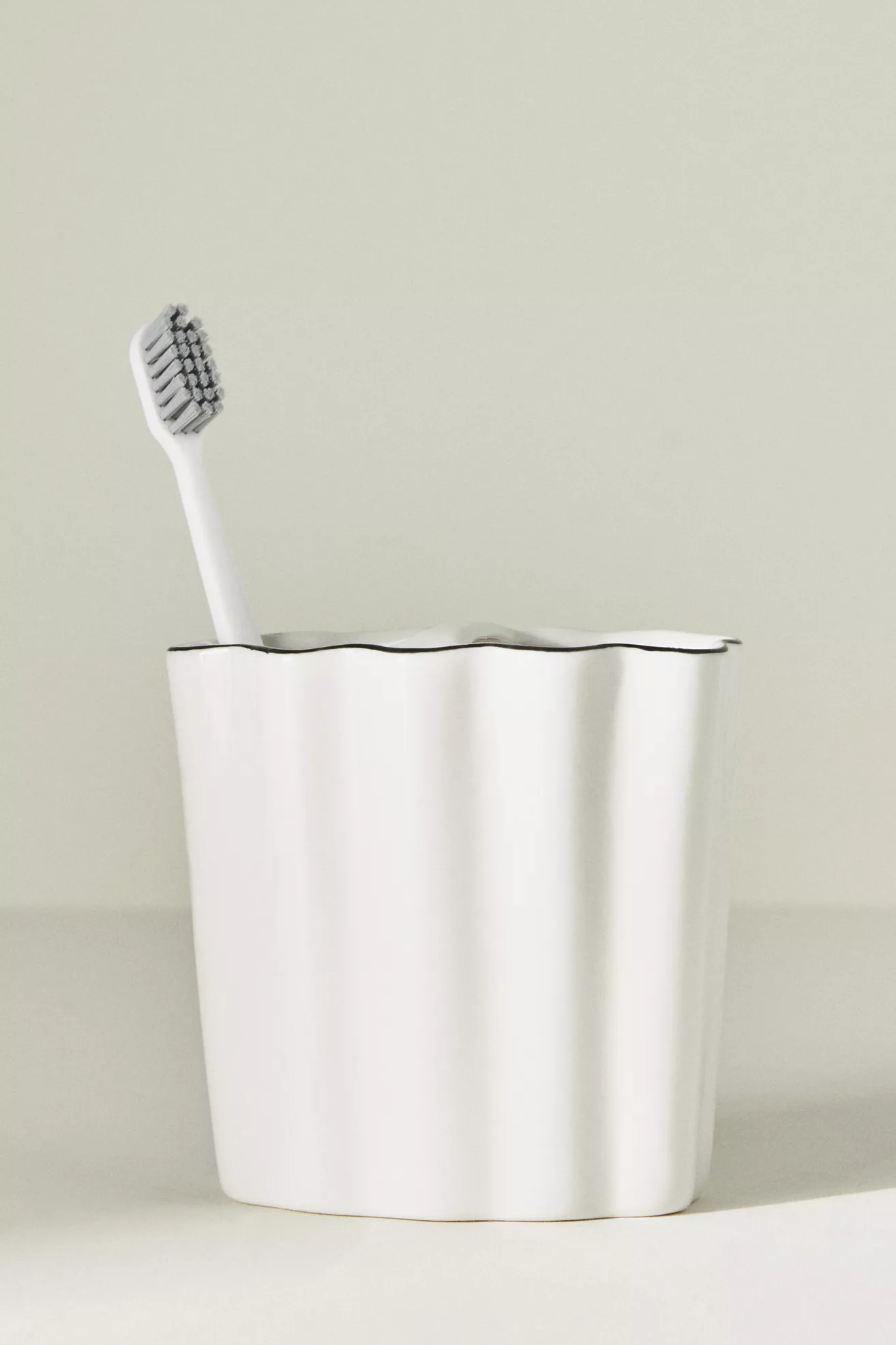 Le Marais Scalloped Toothbrush Holder - thumbnail 3
