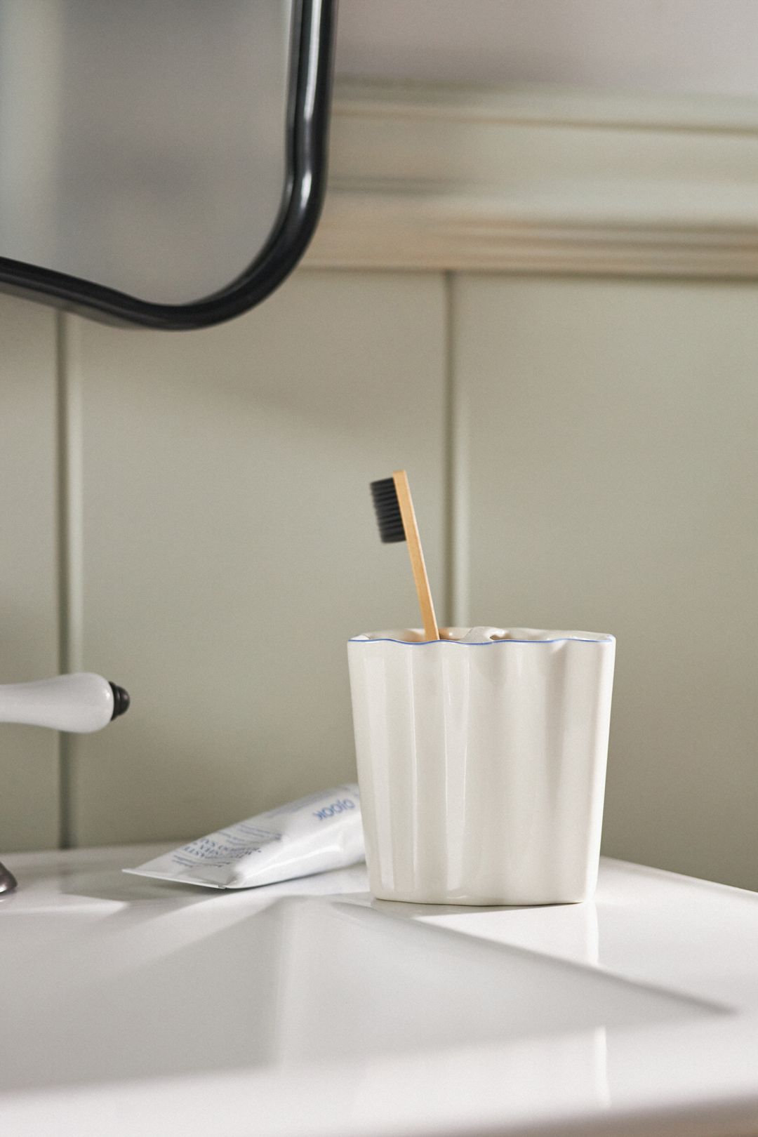 Le Marais Scalloped Toothbrush Holder - Cream + Blue Trim, One Size