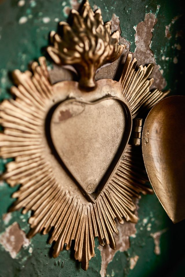 Burnished Heart Medallion, Distressed Green Stand #4