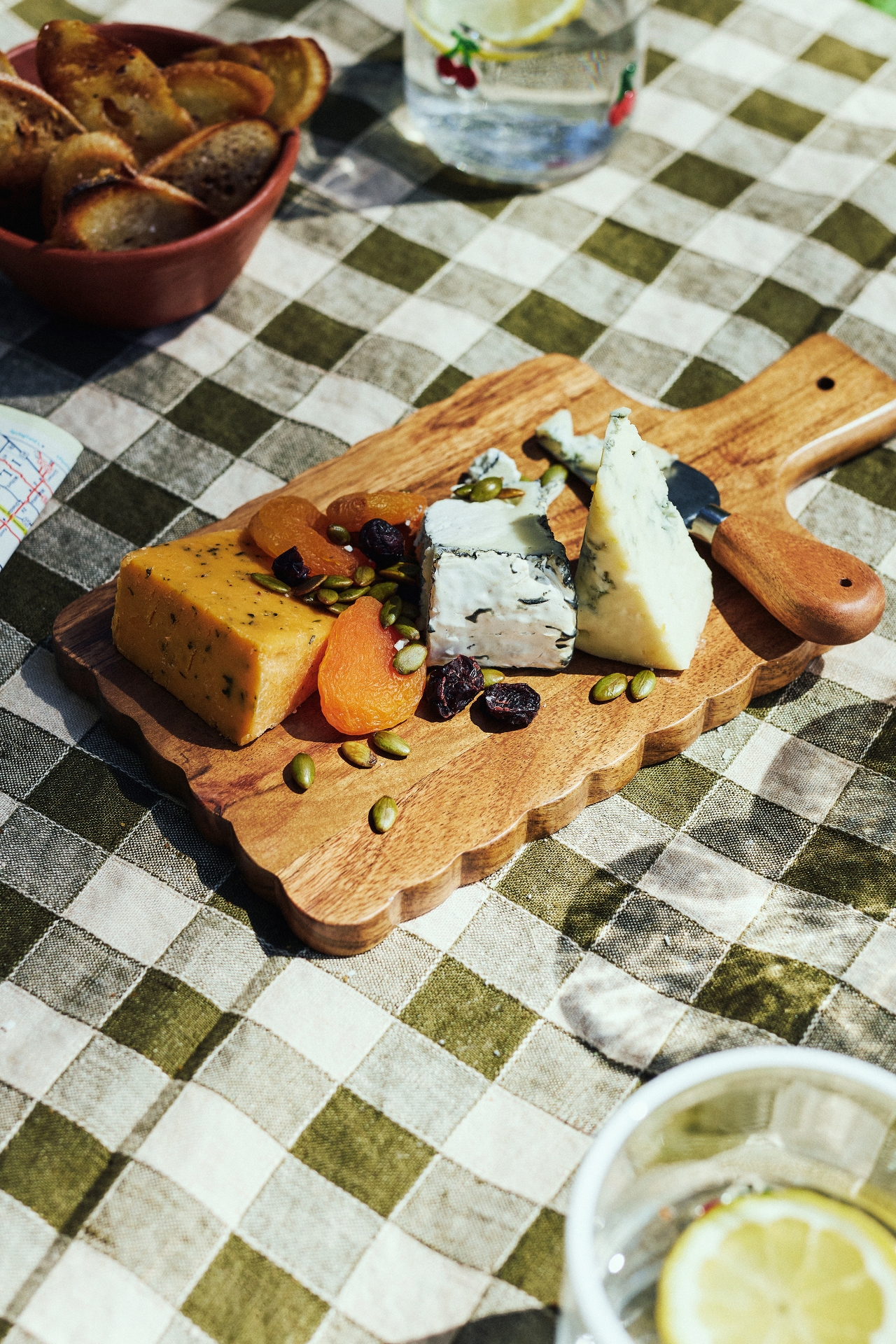 Mini Scalloped Cheese Board & Knife