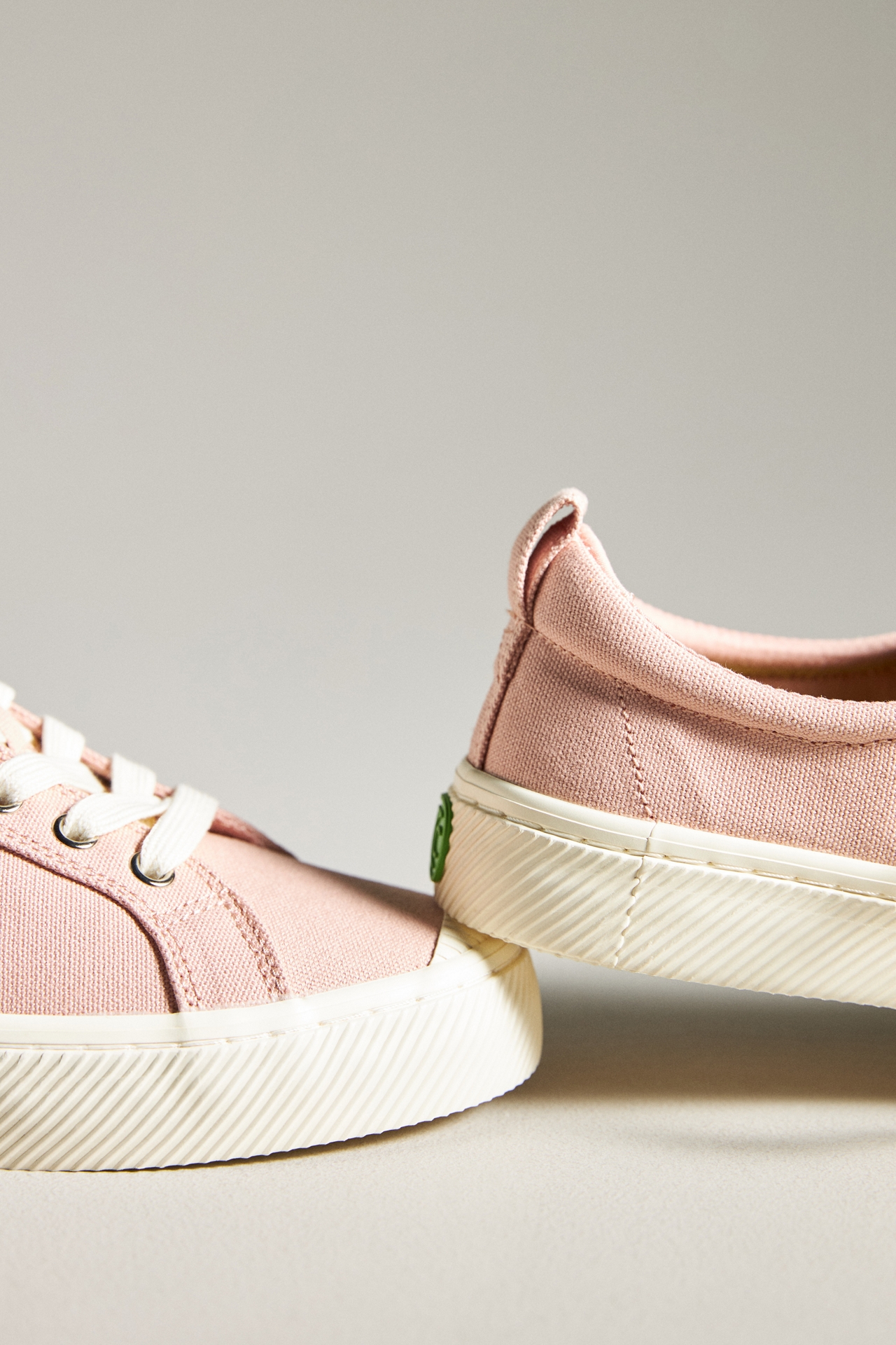 Cariuma OCA Low Canvas Sneakers