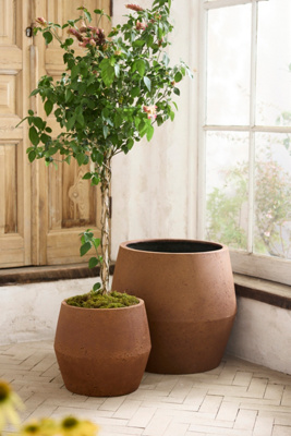 Terrain Fiber Beveled Barrel Planter