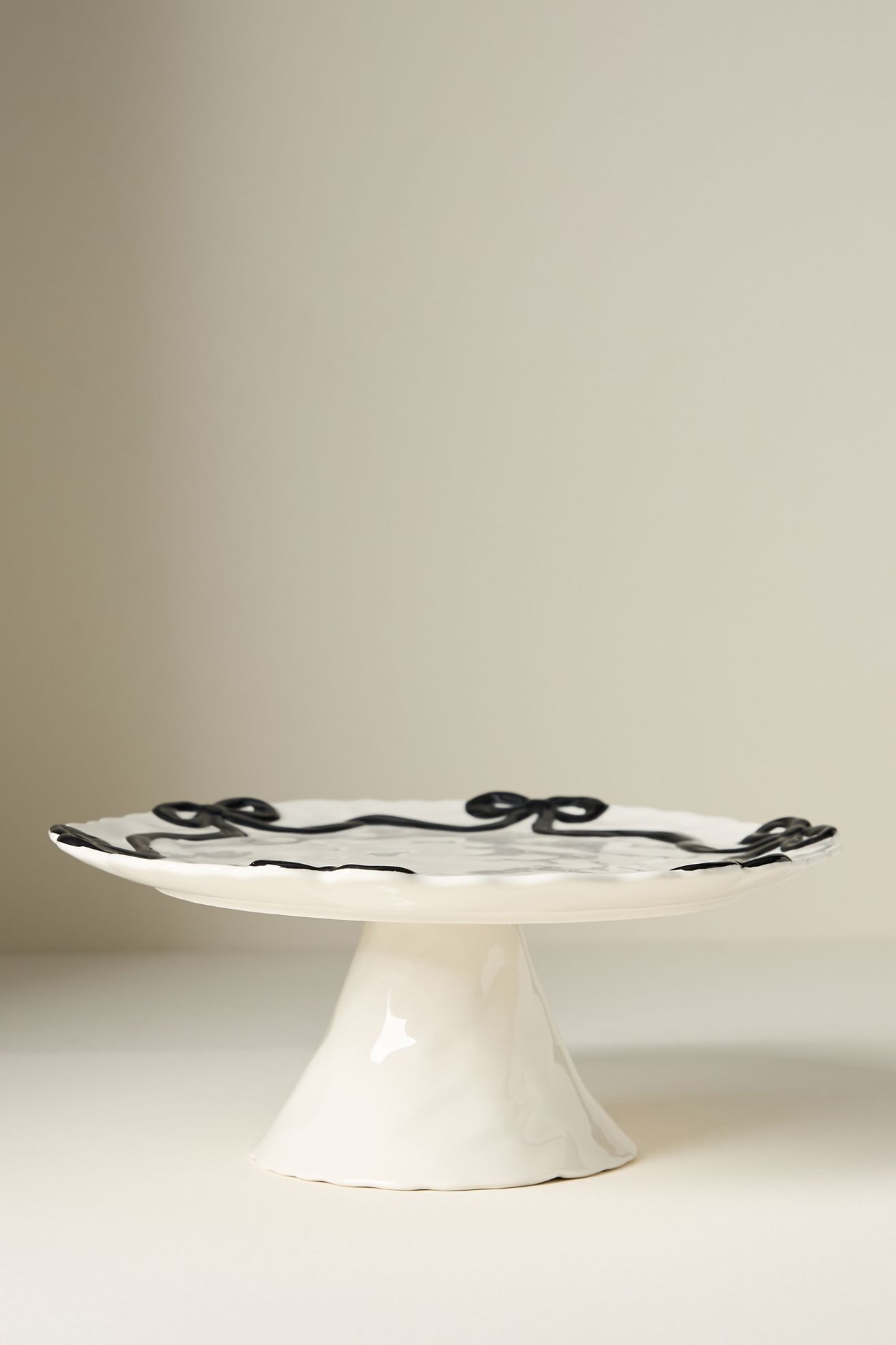 Benedita Bow Ceramic Stoneware Cake Stand - Black, One Size