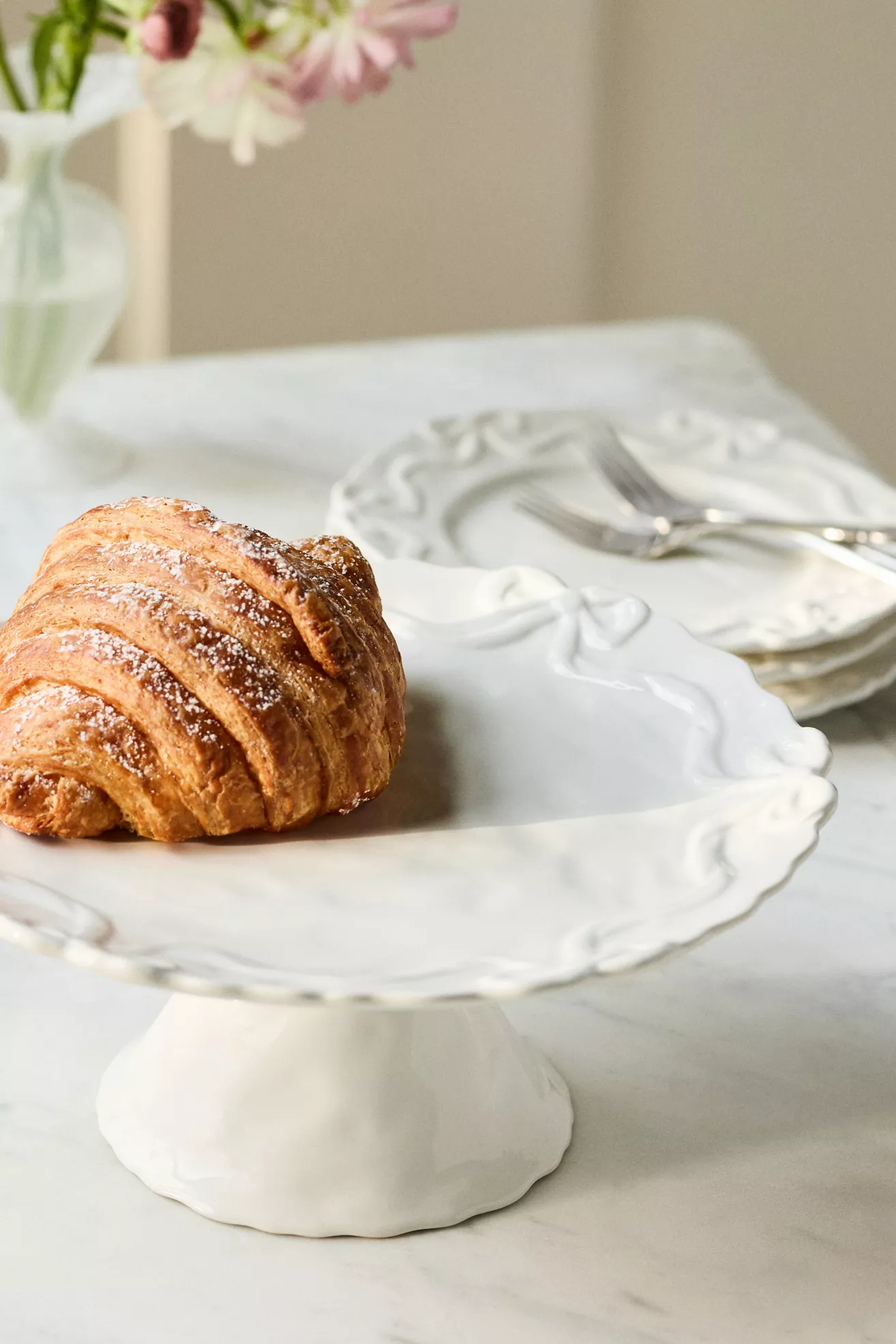 Benedita Bow Ceramic Stoneware Cake Stand